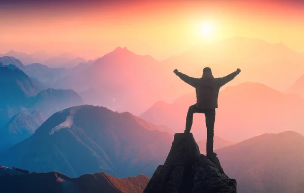 Gran salida del sol sobre las montañas — Foto de Stock