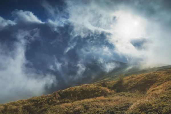 Niebla juega con montañas — Foto de Stock