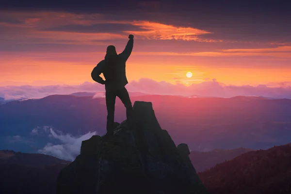 Hombre contra colorido atardecer — Foto de Stock