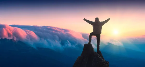 Haphal yukarıda kırmızı bulutlar