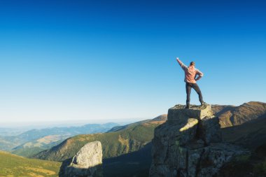 Bir uçurumun üstünde belgili tanımlık kazanan