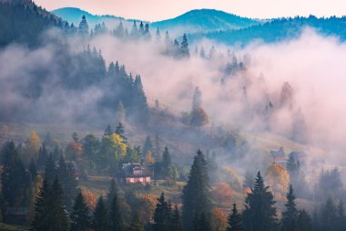 Bir dağ tepe üzerinde Vorokhta Köyü