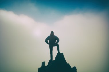 Kenarında duran uzun yürüyüşe çıkan kimse