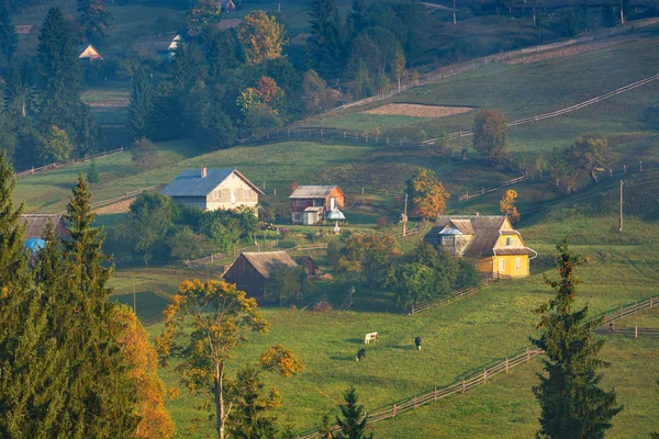 Vila de Vorokhta em uma colina de montanha — Fotografia de Stock