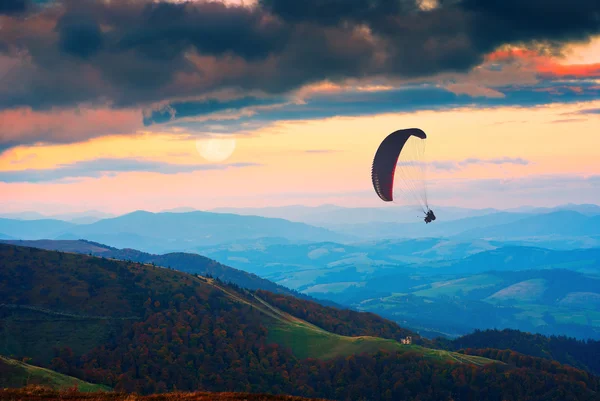 Dolunay yükselen uçmak