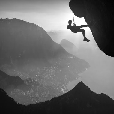 Dağcı gündoğumu şehrin yukarısındaki karşı. Tek renkli renkler