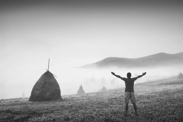 Temprano en la mañana en una montaña brumosa. Colores monocromos — Foto de Stock