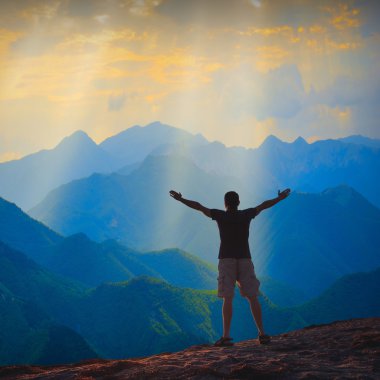 Yüksek dağ vadisinde