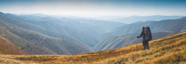 Wanderer mit großem Rucksack bleiben auf einem Hügel — Stockfoto