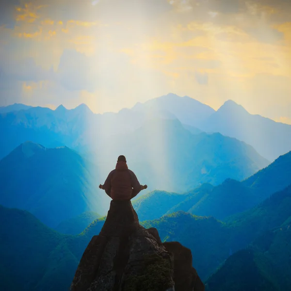 Meditação em um vale de montanha alta — Fotografia de Stock