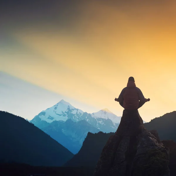 Yüksek dağ meditasyon — Stok fotoğraf