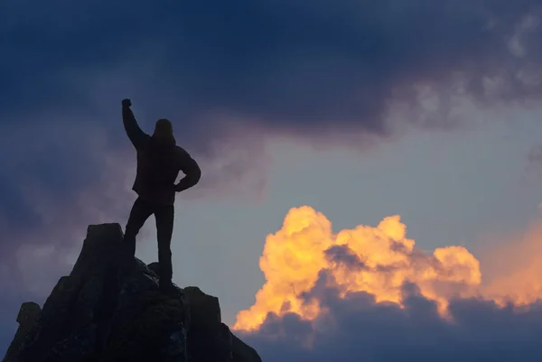 徒步旅行者反对的夕阳的天空 — 图库照片