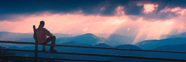 Man and rays of sunlight — Stock Photo, Image