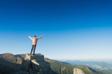 Kazanan adam uçurumun kenarında ayakta