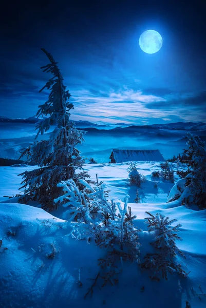 Moon rise above Carpathian mountain village — Stock Photo, Image