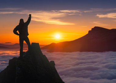 Kazanan adam bir Dağları'nda bir uçurum kenarında ayakta