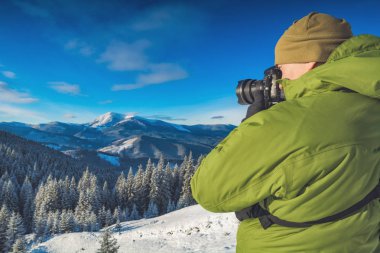 Fotoğraf makinesi tutan bir fotoğrafçı.