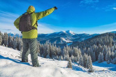 Şampiyon yükseltilmiş el ile