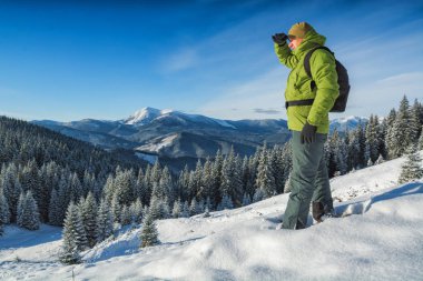 Backpacker dağın tepesinde