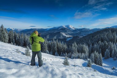 Fotoğrafçı fotoğraf makinesi bir vadi ile