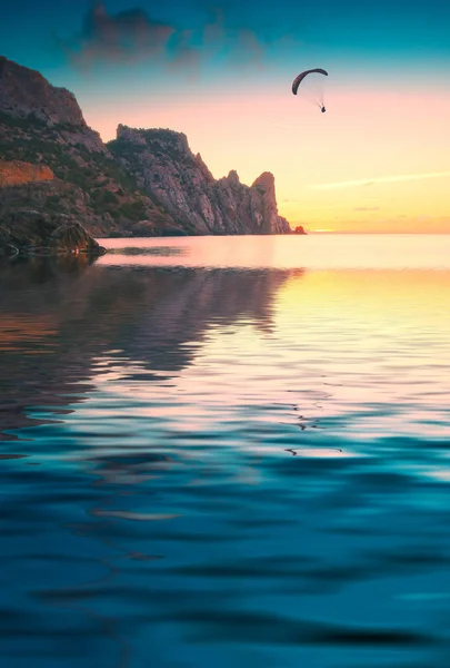 Αλεξίπτωτο πλαγιάς σιλουέτα που πετούν πάνω από τη θάλασσα — Φωτογραφία Αρχείου