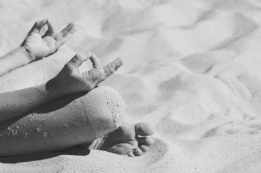 Yoga egzersizleri yapma çocuk. Siyah ve beyaz.