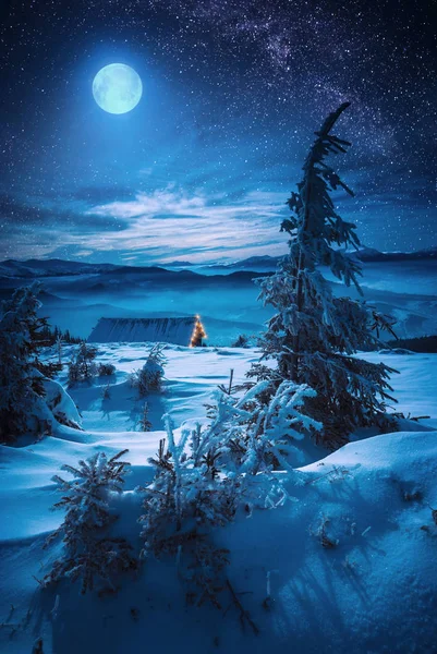 Maan opkomst met Kerstmis winternacht — Stockfoto
