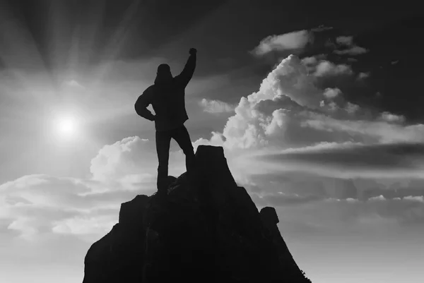 Hiker against the sun. Black and white — Stock Photo, Image