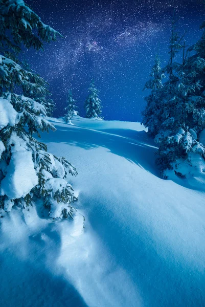 Vía Láctea en un cielo estrellado de los Cárpatos — Foto de Stock