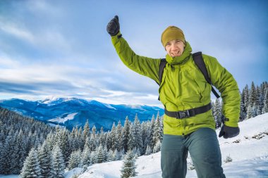 Uzun yürüyüşe çıkan kimse gibi gösterilen sırt çantası ile