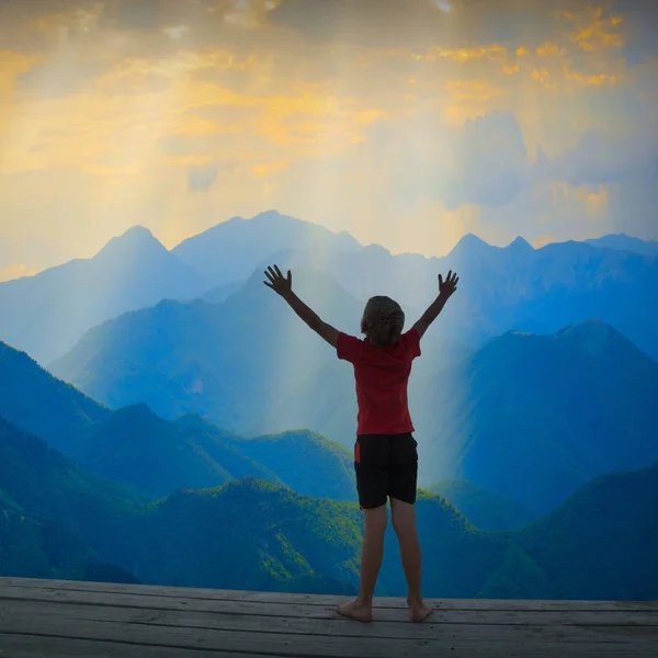 Little boy enjoy the mountain valley — Stock Photo, Image