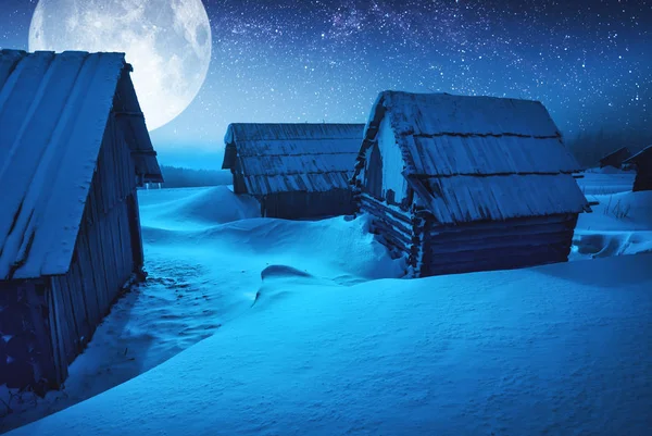 Noite de inverno em uma aldeia velha — Fotografia de Stock