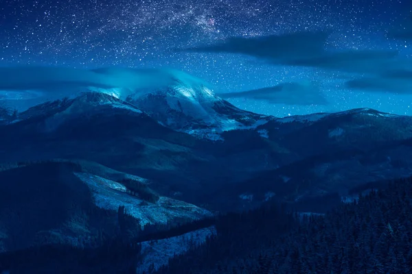 Νυχτερινό ουρανό πάνω από τις χιονισμένες κορυφές — Φωτογραφία Αρχείου