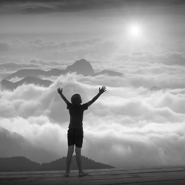 Bir dağ vadi içindeki çocuk. Siyah ve beyaz — Stok fotoğraf
