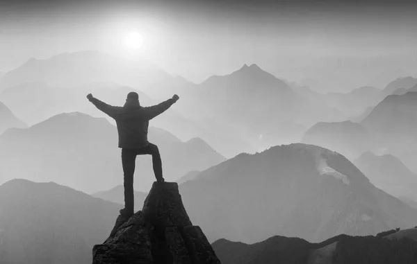 Gran salida del sol sobre las montañas. Blanco y negro — Foto de Stock