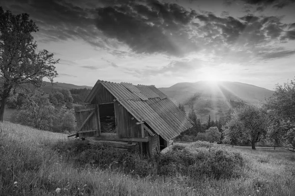 Amanecer silencioso en un pueblo de montaña. Blanco y negro — Foto de Stock