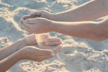 Anne ve çocuk kum ile oynamak