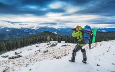 Fotoğrafçı bir dağlarda