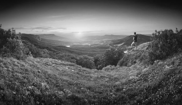Caminante en un valle. Blanco y negro — Foto de Stock