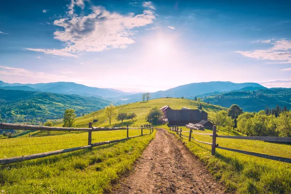 Strada di campagna sporca attraverso il villaggio — Foto Stock