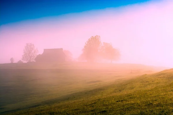 Pueblo envuelto en niebla brillante — Foto de Stock