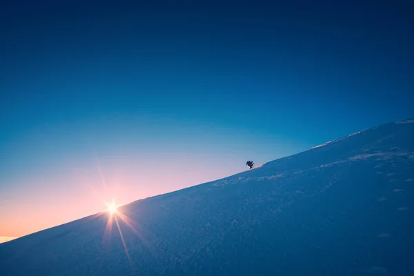 Bir tırmanıcı bir karlı yokuş tırmanıyor — Stok fotoğraf