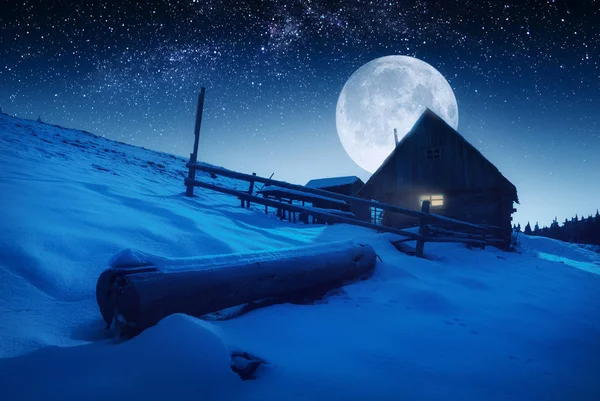 Majestueuze maan stijgt boven het dorp van de Karpaten — Stockfoto