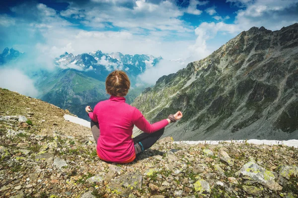 Mujer meditando sentada en posición de yoga — Foto de Stock