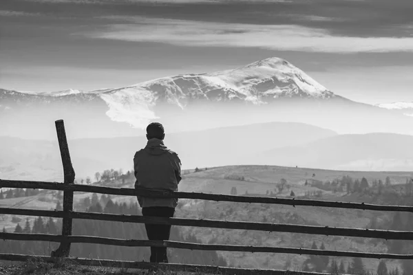 Užijte si v údolí. Černá a bílá — Stock fotografie