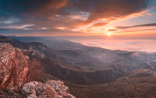 Majestuoso amanecer sobre las montañas de Crimea — Foto de Stock