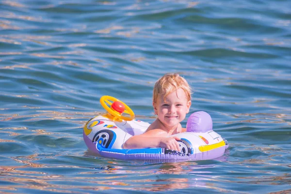 Glimlachend kind zwemmen in de zee — Stockfoto