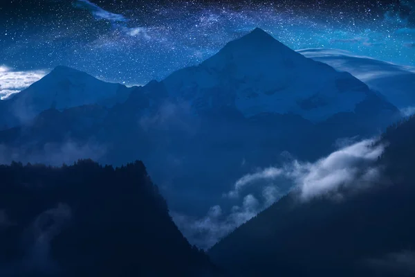 Tetnuldi 山の上の夜空に天の川 — ストック写真