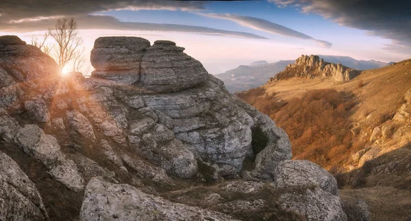 La salida del sol en la Crimea las montañas rocosas — Foto de Stock