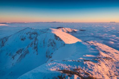 Marmaros dağ sırtı günbatımı ışığı